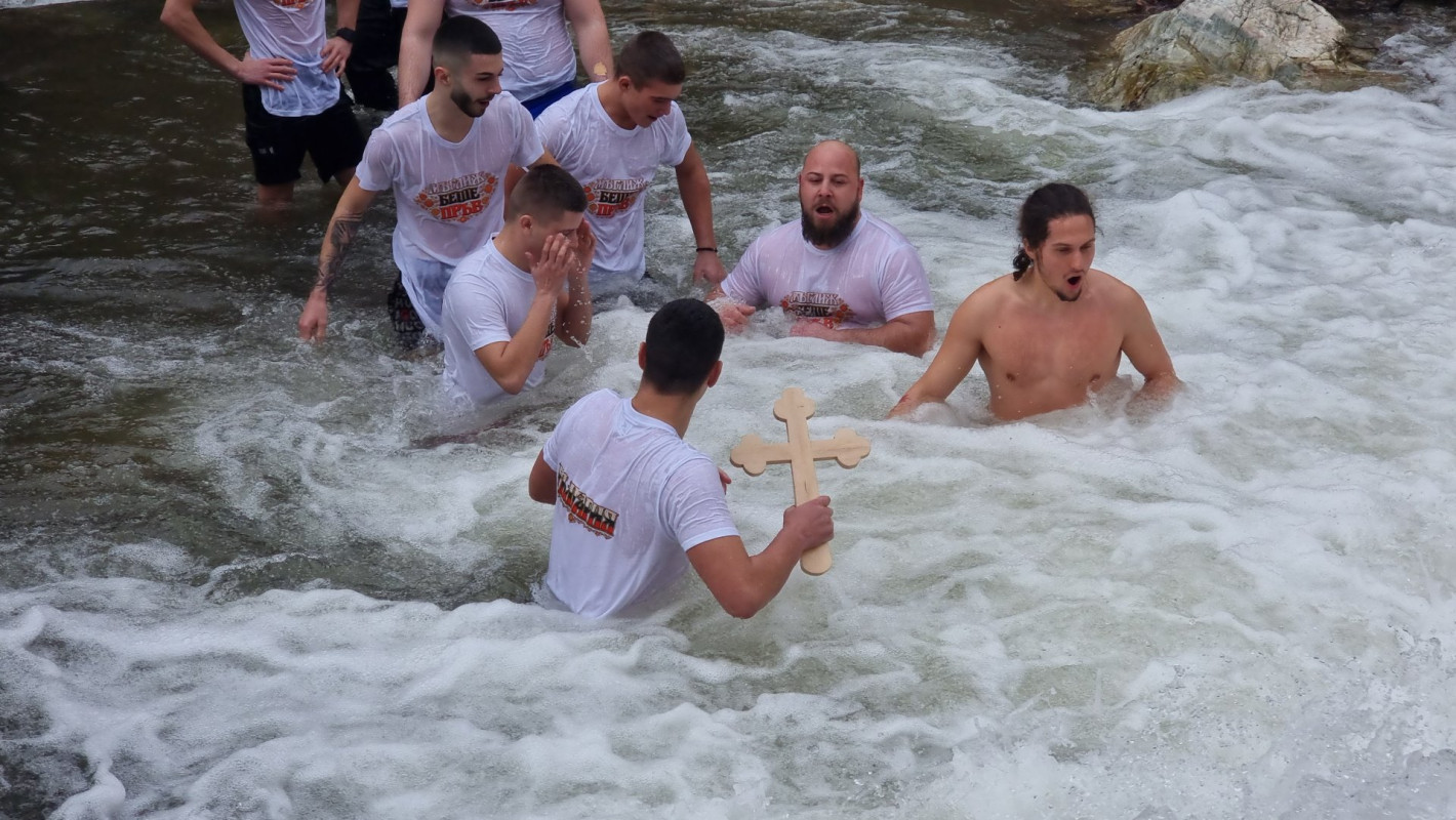 Вижте смелчаците от цяла България, които спасиха кръста на Богоявление (галерия)