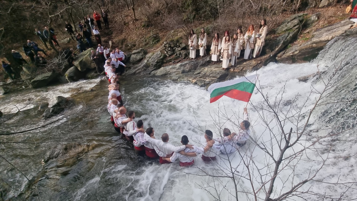 Вижте смелчаците от цяла България, които спасиха кръста на Богоявление (галерия)