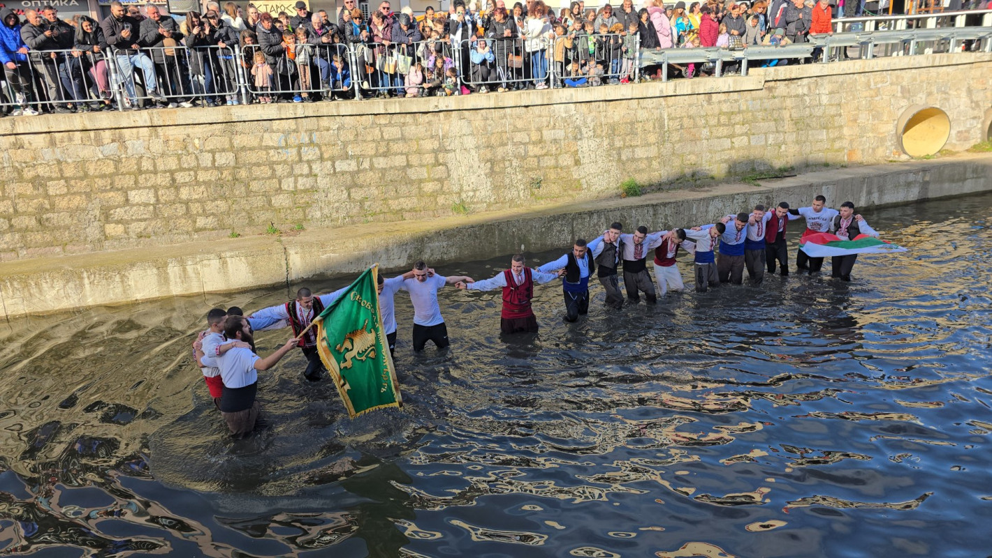 Вижте смелчаците от цяла България, които спасиха кръста на Богоявление (галерия)