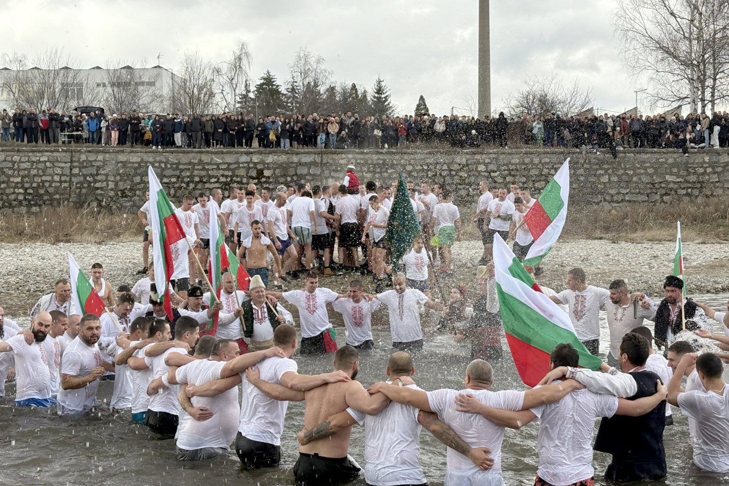 Вижте смелчаците от цяла България, които спасиха кръста на Богоявление (галерия)