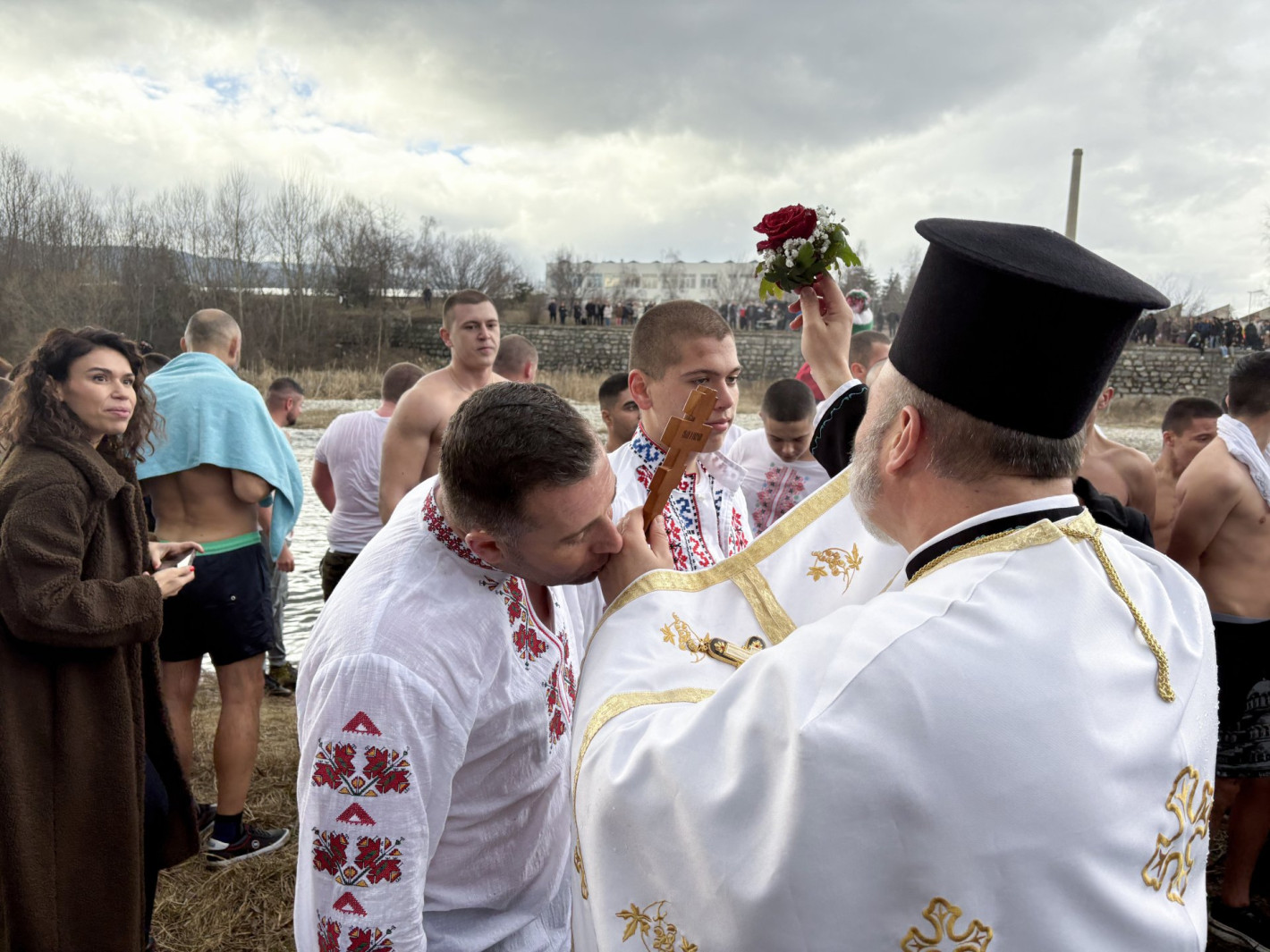 Вижте смелчаците от цяла България, които спасиха кръста на Богоявление (галерия)