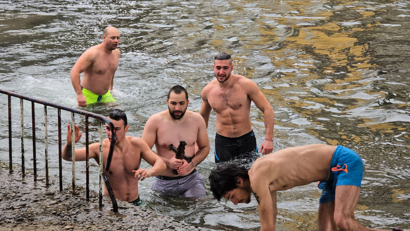 Вижте смелчаците от цяла България, които спасиха кръста на Богоявление (галерия)