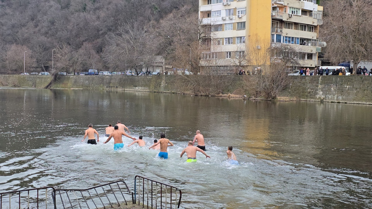 Вижте смелчаците от цяла България, които спасиха кръста на Богоявление (галерия)