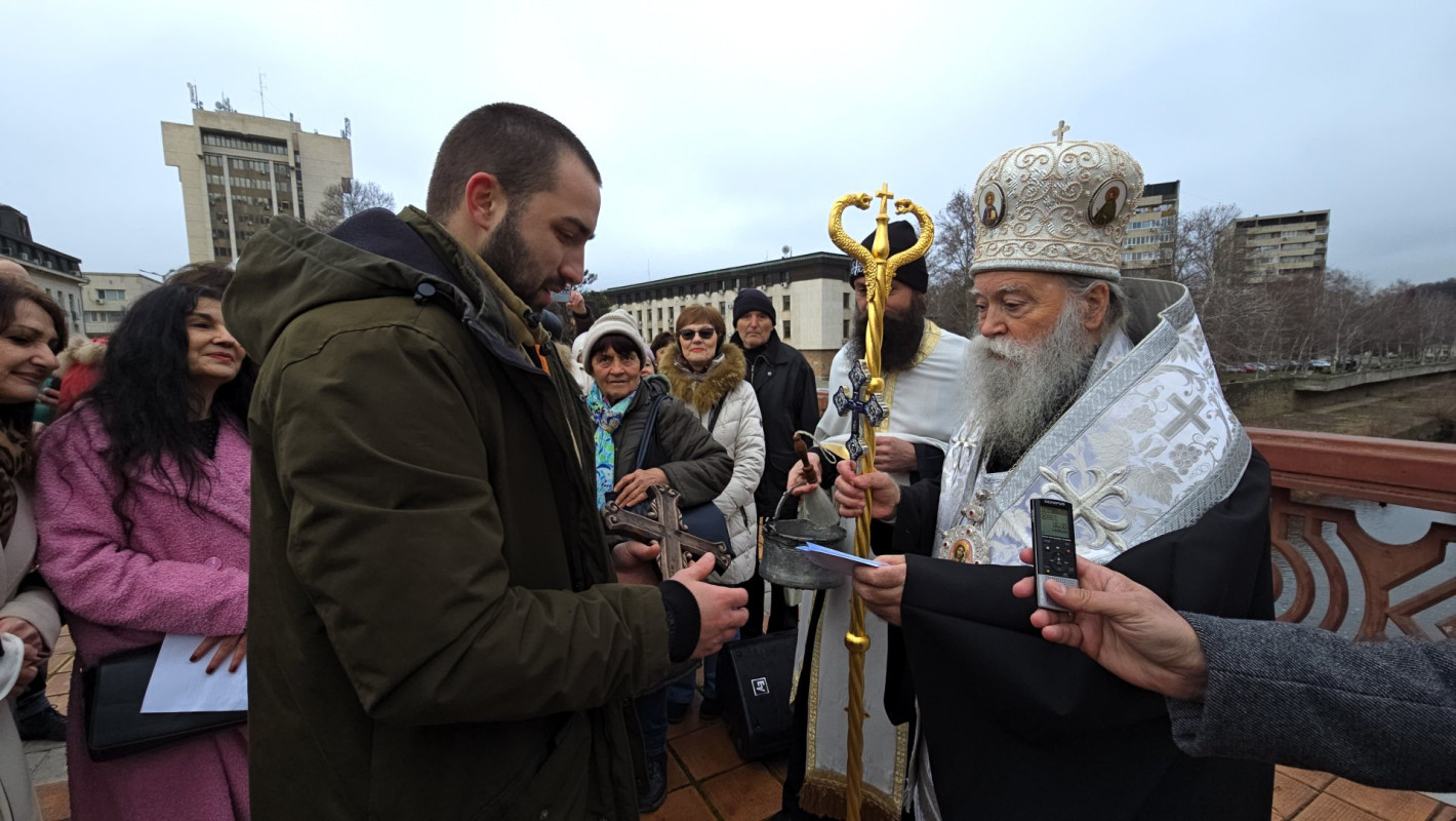 Вижте смелчаците от цяла България, които спасиха кръста на Богоявление (галерия)