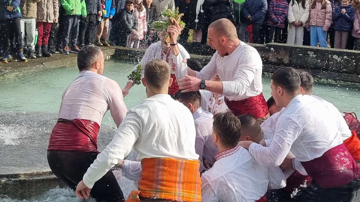 Вижте смелчаците от цяла България, които спасиха кръста на Богоявление (галерия)