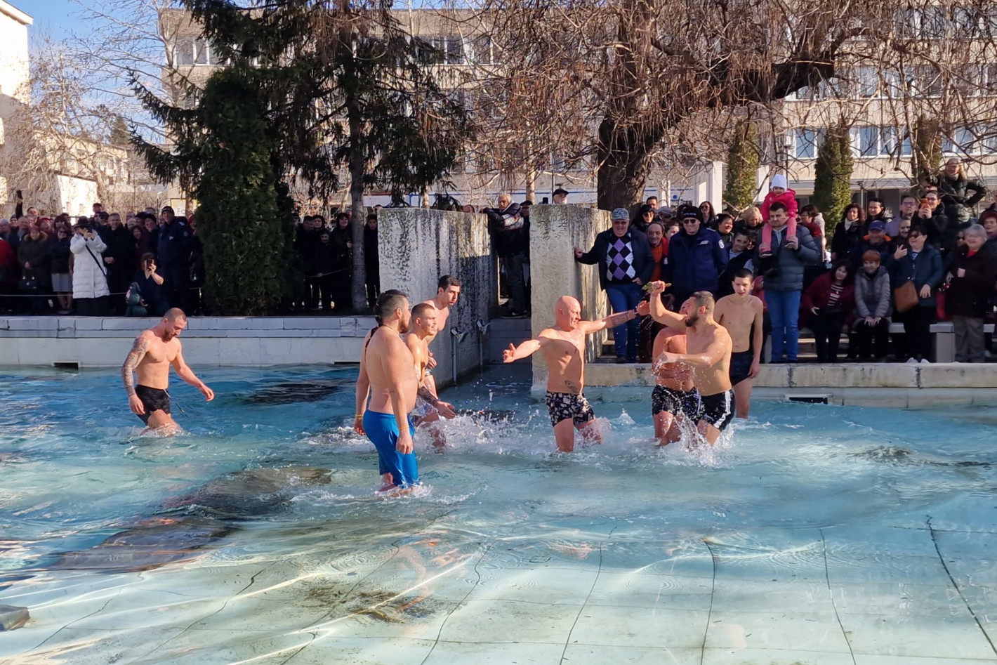 Вижте смелчаците от цяла България, които спасиха кръста на Богоявление (галерия)