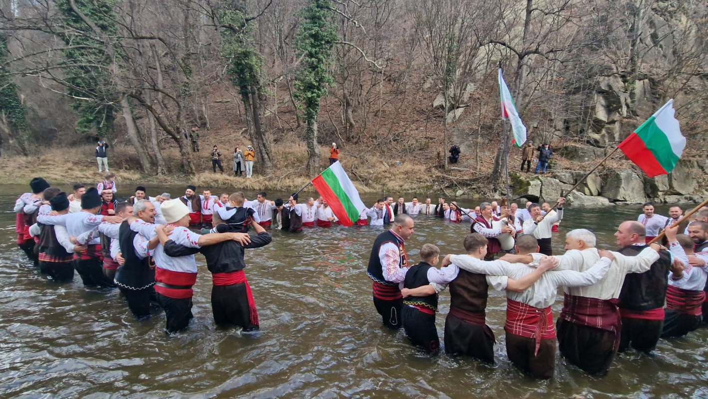 Вижте смелчаците от цяла България, които спасиха кръста на Богоявление (галерия)