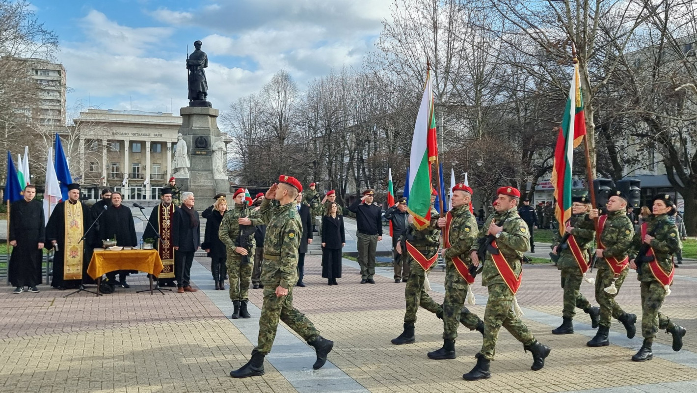 Вижте смелчаците от цяла България, които спасиха кръста на Богоявление (галерия)