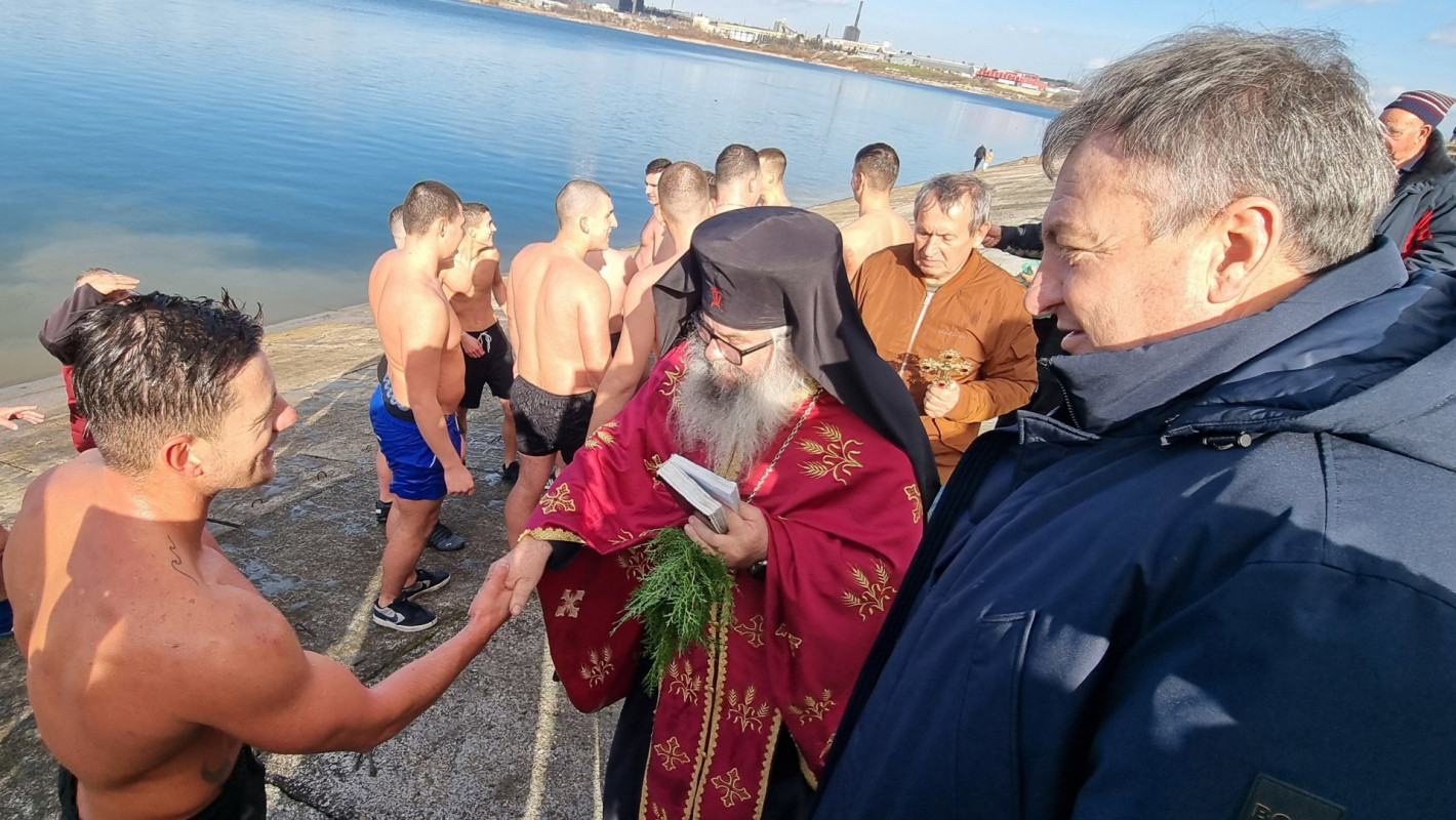 Вижте смелчаците от цяла България, които спасиха кръста на Богоявление (галерия)