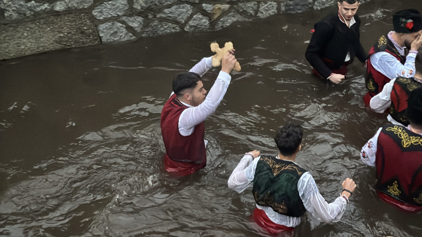 Вижте смелчаците от цяла България, които спасиха кръста на Богоявление (галерия)