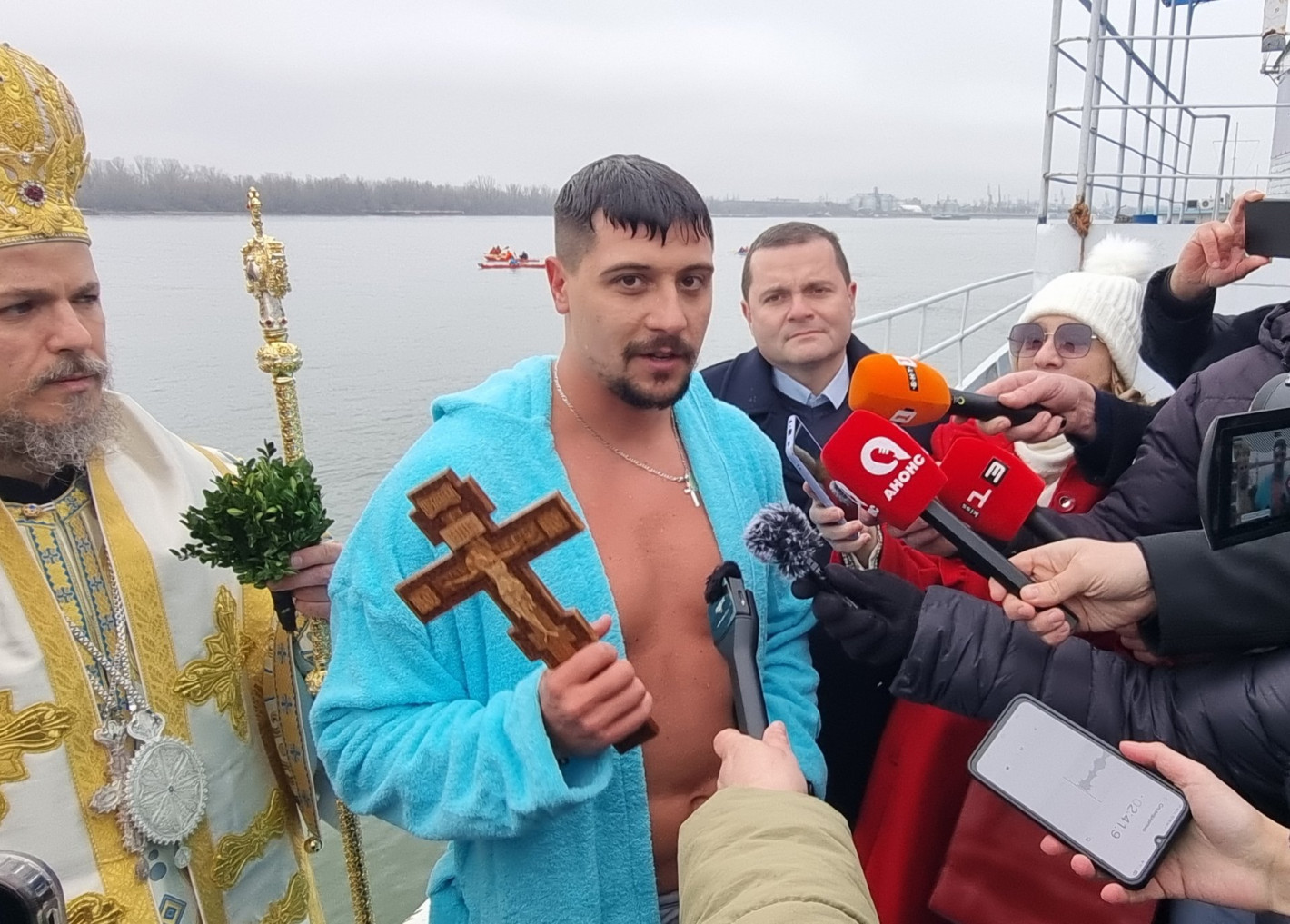 Вижте смелчаците от цяла България, които спасиха кръста на Богоявление (галерия)