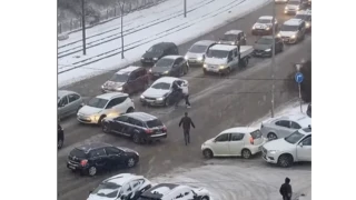 Меле в снега - мъж скочи на бой с бухалка по бул. "Климент Охридски" (ВИДЕО)