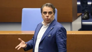 Предозиране: Асен Василев се хвали с интервю в медия, известна с политическа корупция