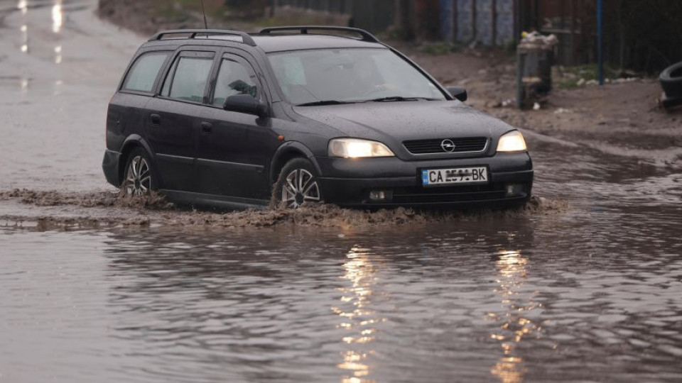Наводнения в столицата: Реки и водопади текнаха по софийските улици