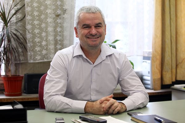 Полицейският шеф от бандата на Стъкларя разследван и за трафик на мигранти