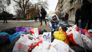 Кризата с боклука в София: Протестиращи изхвърлиха боклука си до Столична община