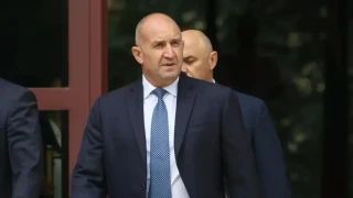 Радев хвърля държавата в хаос, подготвя си служебна победа с пъклен сценарий