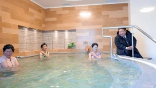 Ким Чен Ун посети женска баня