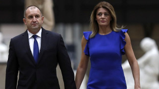 Радев се нанася при тъща си