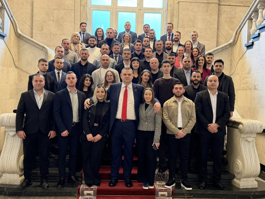 ИЗВЪНРЕДНО! Делян Пеевски се срещна с младежи от Кърджали - показа им Музея на Сглобката (СНИМКИ)