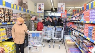 Тийнейджър качи кучето си в количка за храна и обиколи магазин "Лидъл"