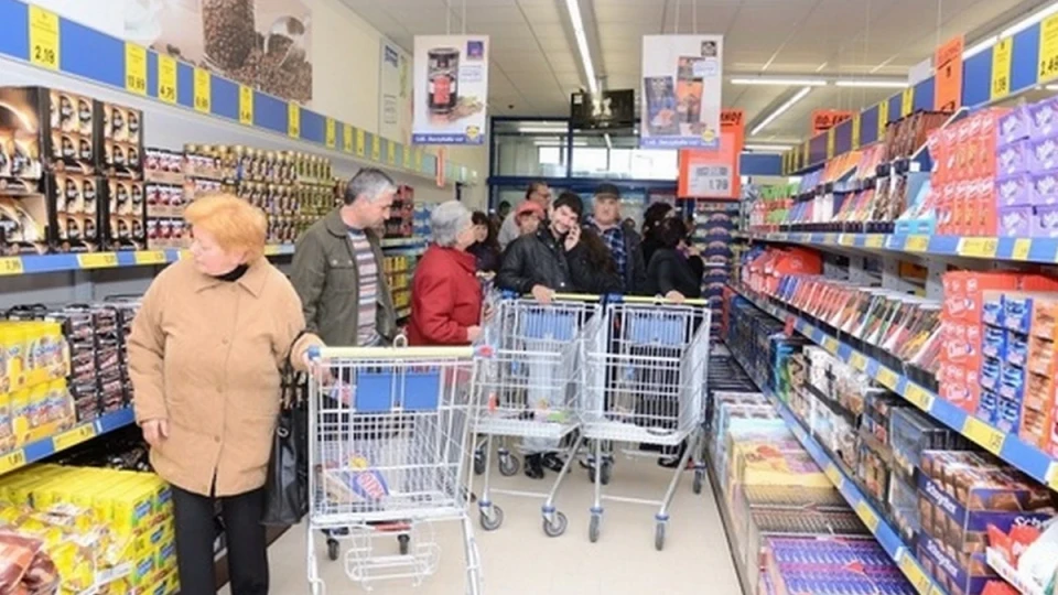 Тийнейджър качи кучето си в количка за храна и обиколи магазин "Лидъл"