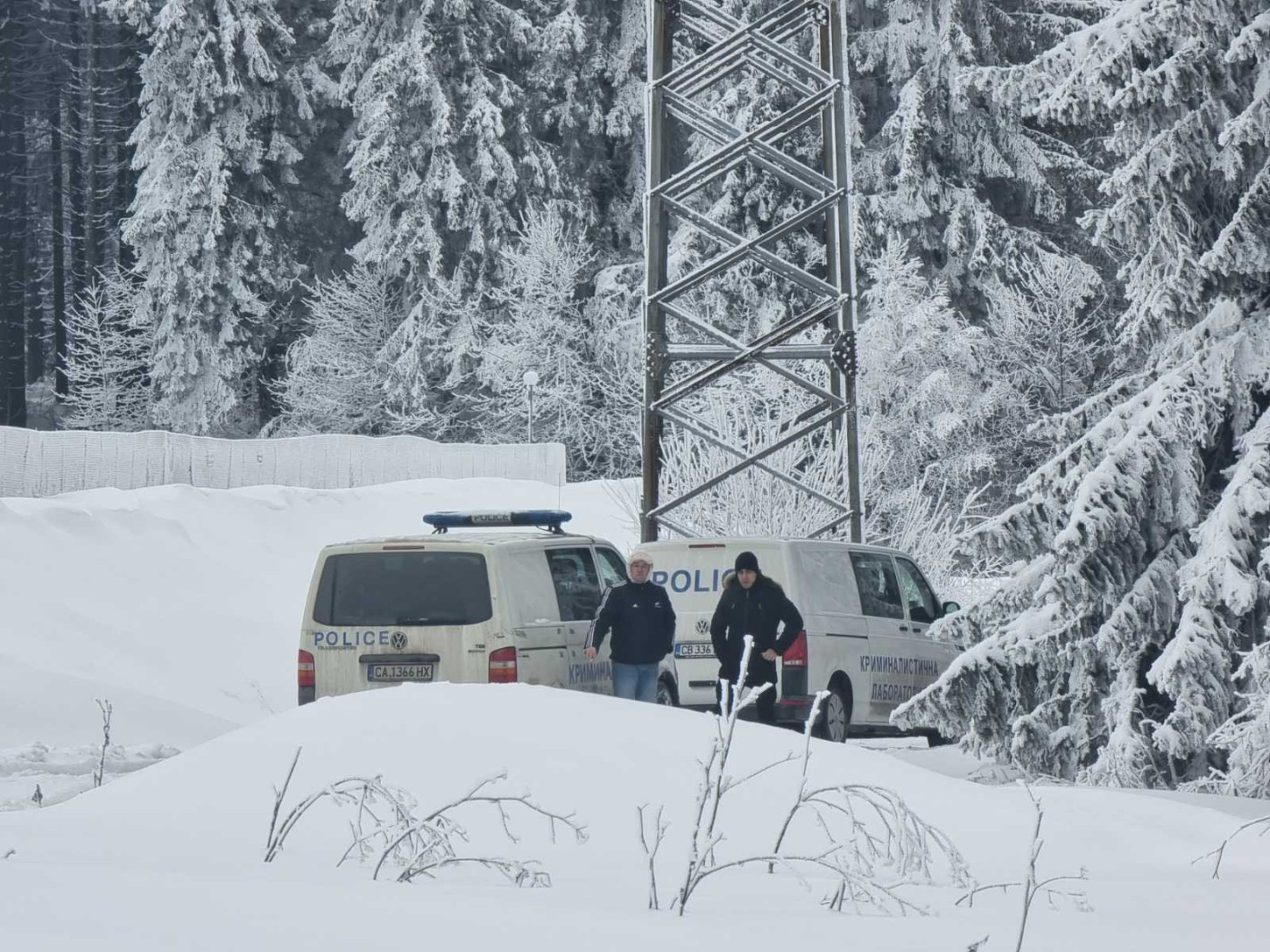 Мъже с автомати охранявали хижата, при която откриха 3 трупа (снимки)