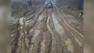 Жители на невестинското село Рашка Гращица не могат да стигнат до домовете си заради път в окаяно състояние