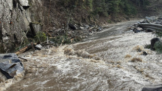 Кметът на Сърница Неби Бозов призова жителите на протест заради наводнението на републиканския път Велинград - Сърница