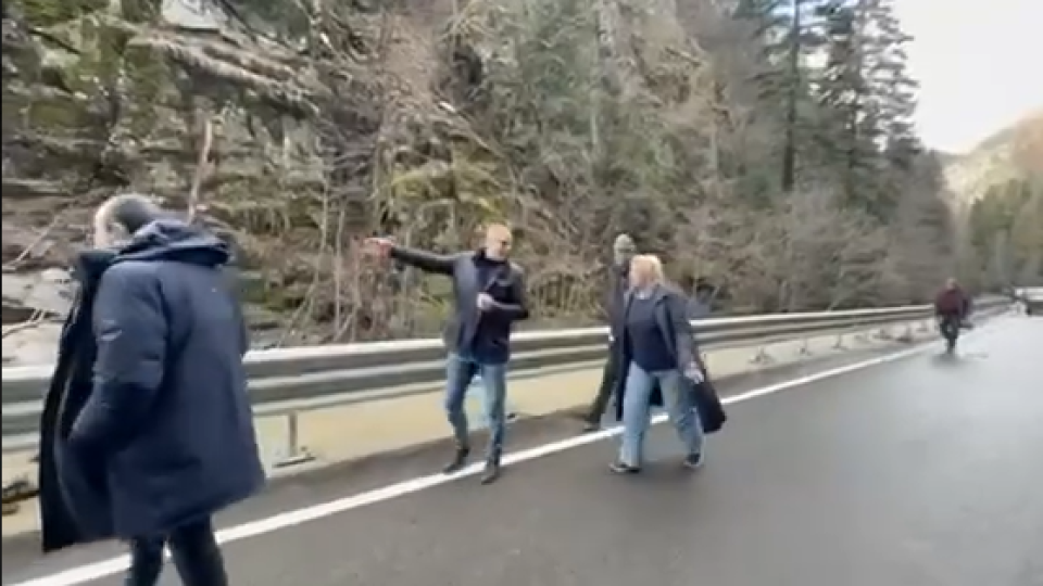 Ръководството на ПГ на ДПС - НОВО НАЧАЛО настояха за бързи действия  от страна на отговорните институции да бъде почистен  пътя Велинград-Сърница