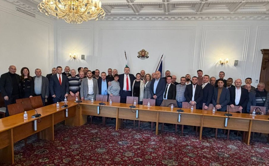 ГОРЕЩО! Делян Пеевски се срещна с голяма група от област Добрич (СНИМКИ)