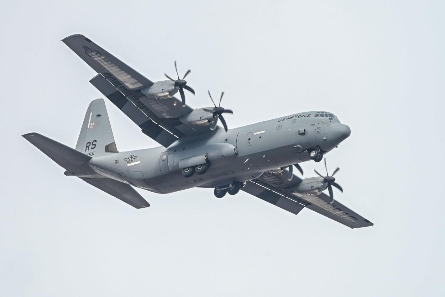 Американски самолет С-130 "Херкулес" кацна в София от базата на НАТО в Рамщайн (снимки)