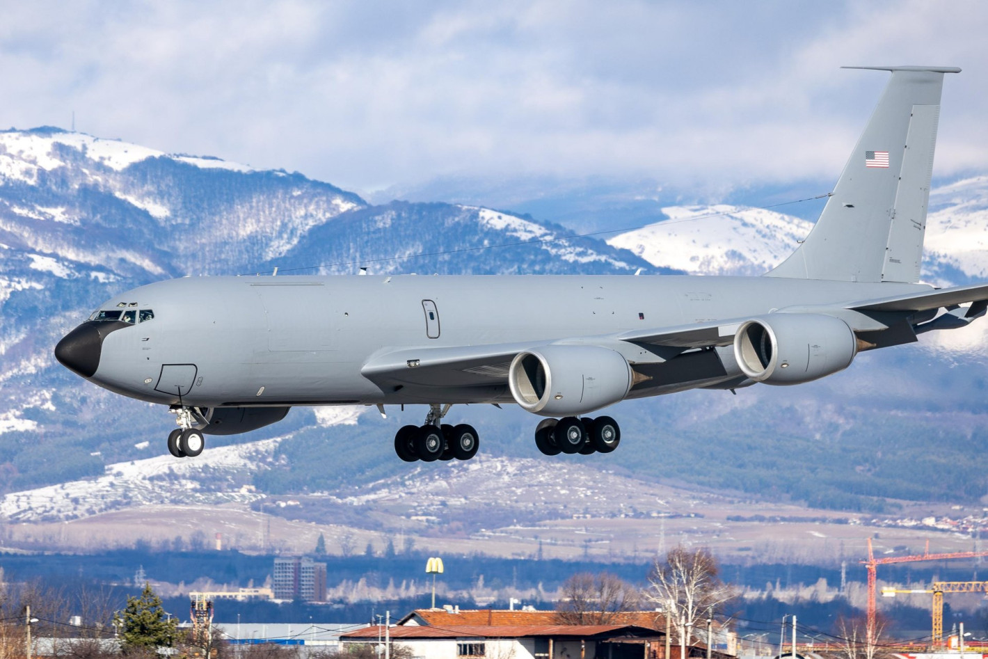 Американски самолет С-130 "Херкулес" кацна в София от базата на НАТО в Рамщайн (снимки)