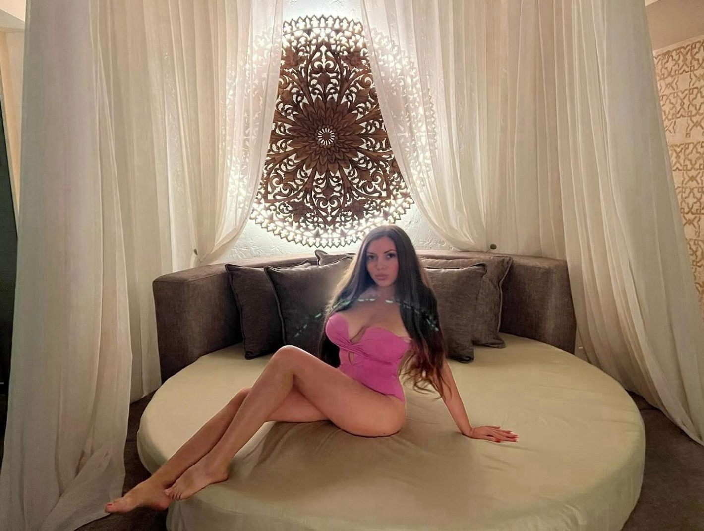 ГНУС! Мазни араби плющят на караминьол “чистачката” Елена Влахова в Дубай