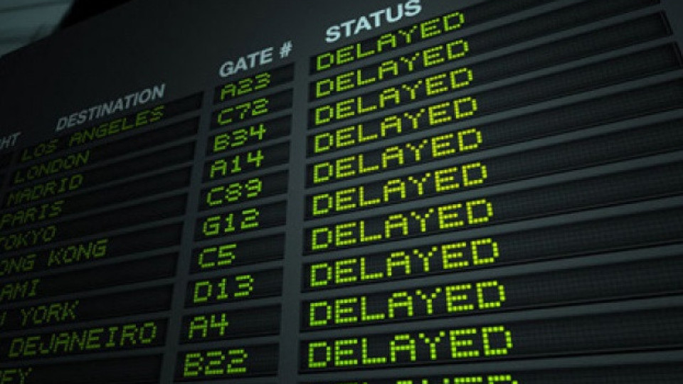 Авиокомпании продължават да отменят полети след ескалацията на напрежението в Близкия изток