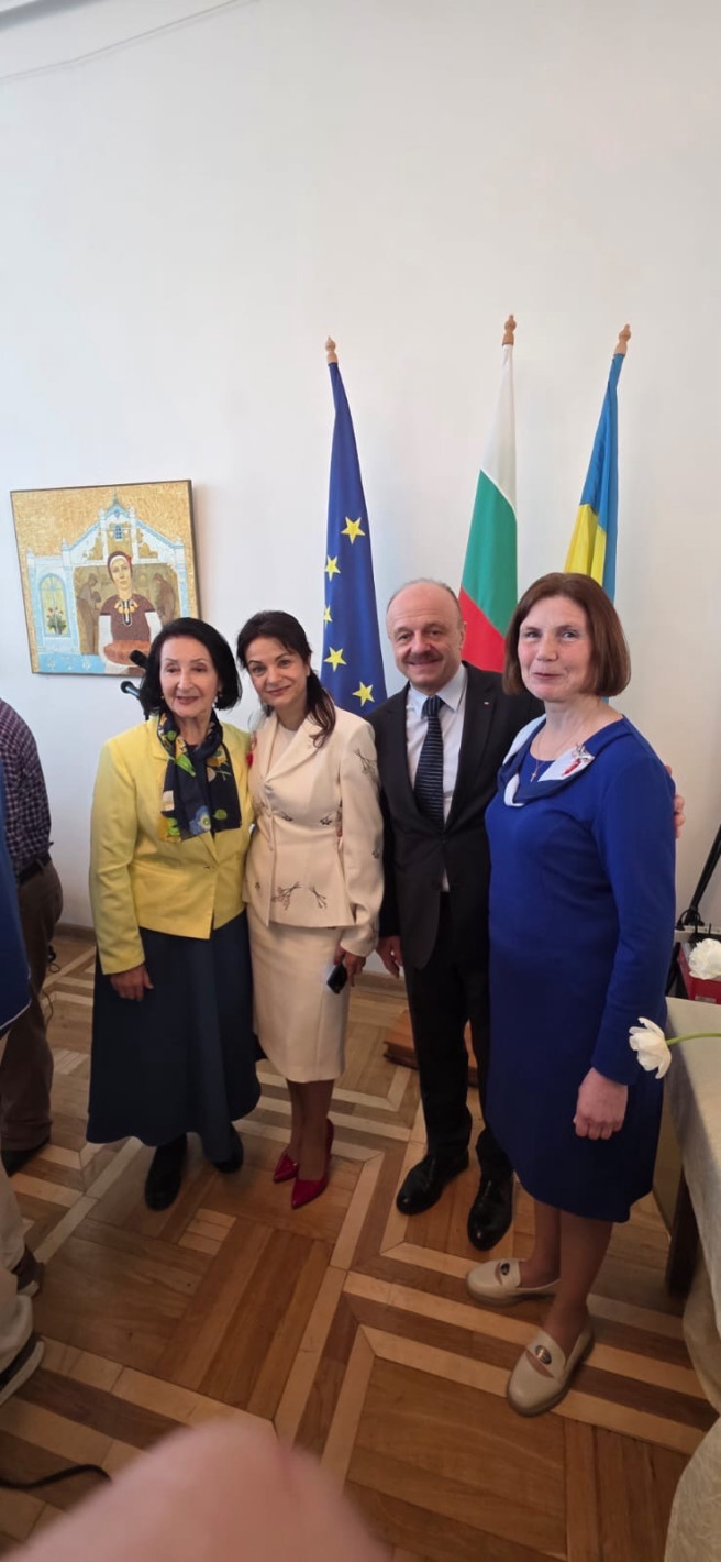 Росица Кирова дари 4850 учебни пособия за българските неделни училища в Одеса: „Мисия „Българи“ е дълг, който не приключва“