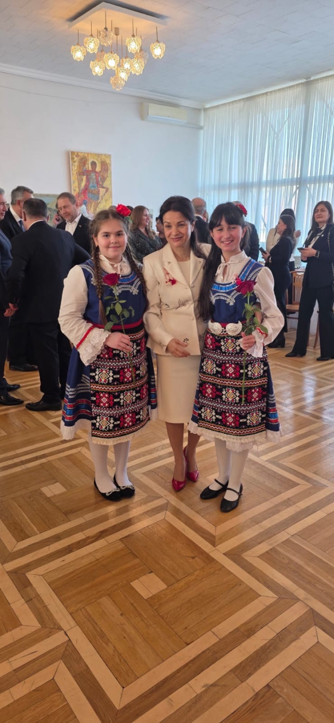 Росица Кирова дари 4850 учебни пособия за българските неделни училища в Одеса: „Мисия „Българи“ е дълг, който не приключва“