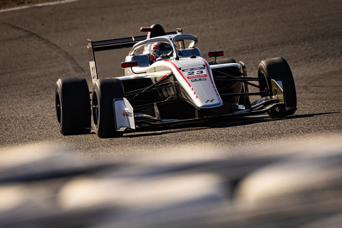 Истинска звезда! Младият български състезател Стефан Бостанджиев триумфира в Sprint Race на Eurocup-3 Winter Championship в Jarama, Испания