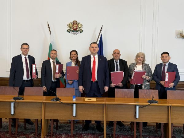 Делян Пеевски, лидер на ДПС и ПГ на ДПС-НОВО НАЧАЛО и зам.-председателите му регистрираха ДПС за участие в парламентарните избори