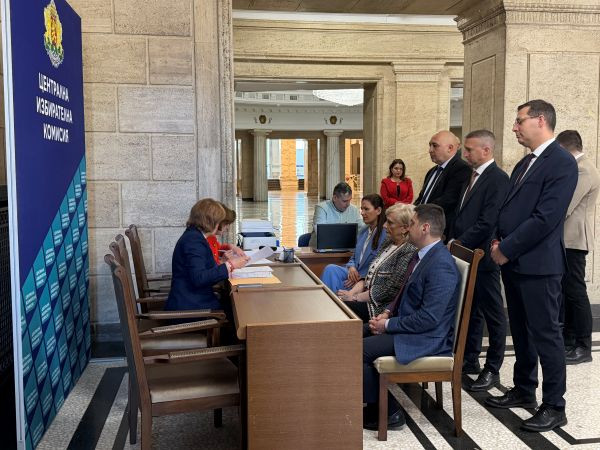 Делян Пеевски, лидер на ДПС и ПГ на ДПС-НОВО НАЧАЛО и зам.-председателите му регистрираха ДПС за участие в парламентарните избори