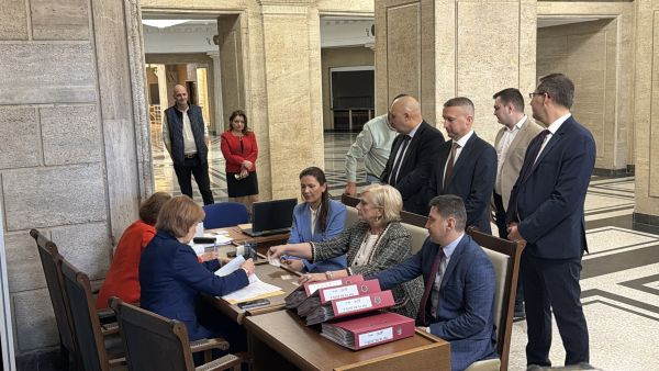 Делян Пеевски, лидер на ДПС и ПГ на ДПС-НОВО НАЧАЛО и зам.-председателите му регистрираха ДПС за участие в парламентарните избори