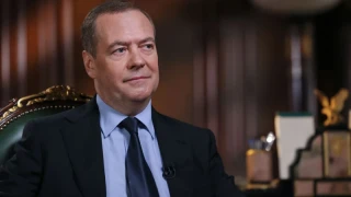 "Третата световна война почти започна": Медведев заяви, че САЩ се държат като "свине, които са лишени от коритото си"