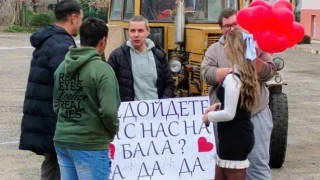 „Ще дойдете ли с нас на бала?" Ученици трогнаха свой учител с уникална покана