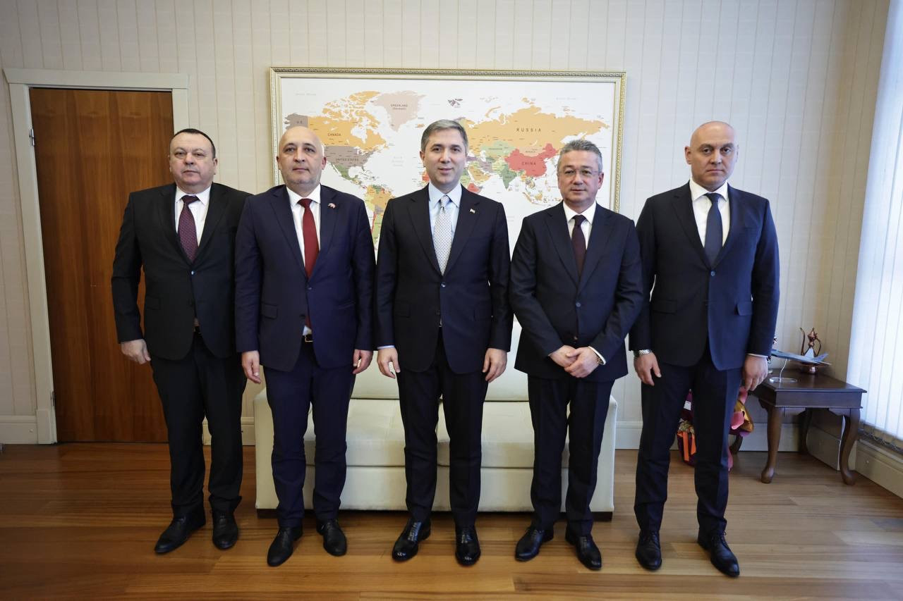 ДЕЛЕГАЦИЯ НА ДПС-НОВО НАЧАЛО СЕ СРЕЩНА В ТУРЦИЯ С КЛЮЧОВ ПРЕДСТАВИТЕЛ ОТ ПАРТИЯТА НА СПРАВЕДЛИВОСТТА И РАЗВИТИЕТО