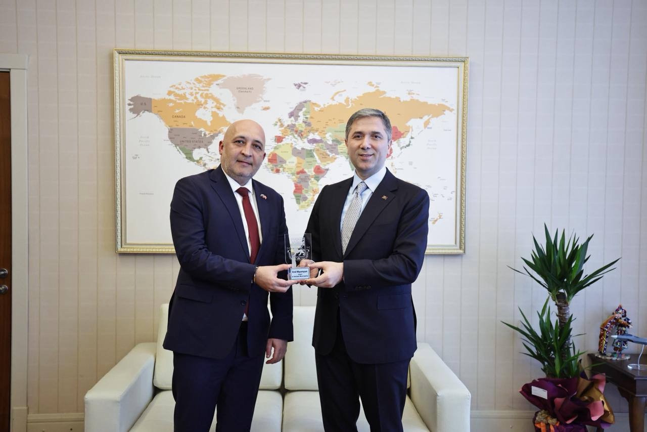 ДЕЛЕГАЦИЯ НА ДПС-НОВО НАЧАЛО СЕ СРЕЩНА В ТУРЦИЯ С КЛЮЧОВ ПРЕДСТАВИТЕЛ ОТ ПАРТИЯТА НА СПРАВЕДЛИВОСТТА И РАЗВИТИЕТО