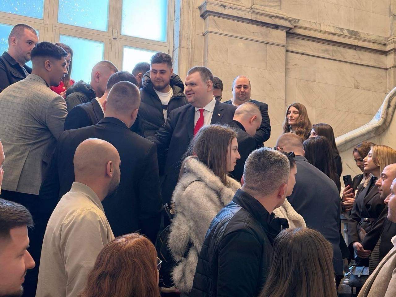 Делян Пеевски, лидер на ДПС и ПГ на ДПС-НОВО НАЧАЛО се срещна с младежи от Шумен