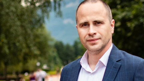 Кмет се разведе с жена си заради генерал Наско