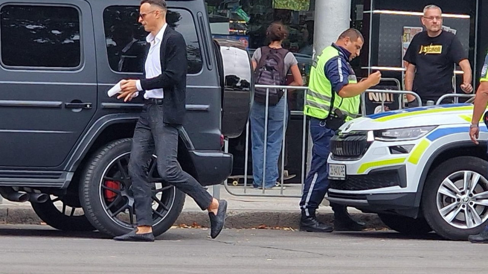 И БЕРБАТОВ НА ПЕТРОХАН? Футболистът като мутра паркира G-класа с патлак и тормози съученички на дъщерите си (СКАНДАЛНО ВИДЕО)