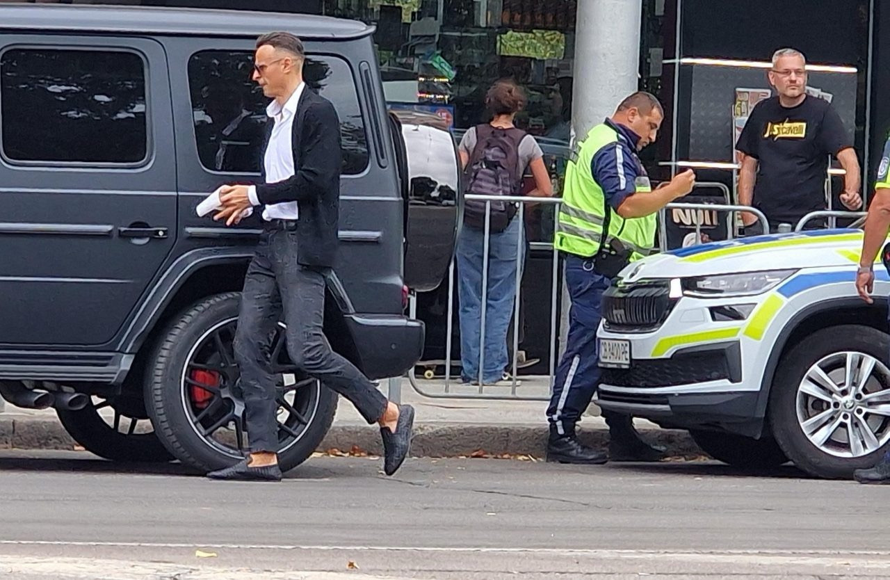 И БЕРБАТОВ НА ПЕТРОХАН? Футболистът като мутра паркира G-класа с патлак и тормози съученички на дъщерите си (СКАНДАЛНО ВИДЕО)