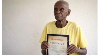 Най-възрастният жител на планетата пуши и пие кафе вечер